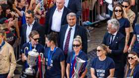 Joan Laporta, junto a las jugadoras del Barça Femenino, en la celebracion del póker de títulos