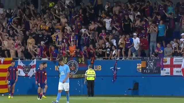 Una bandera de los Boixos Nois se cuela en las celebraciones del Barça B