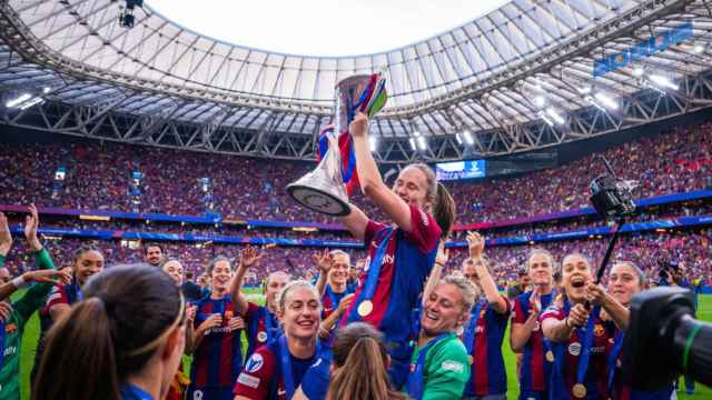 Caroline Graham Hansen, levantada por sus compañeras con el trofeo de la Champions League Femenina