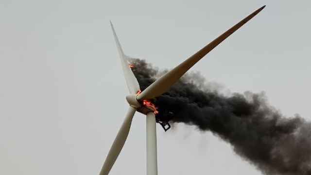 Molino de viento incendiado