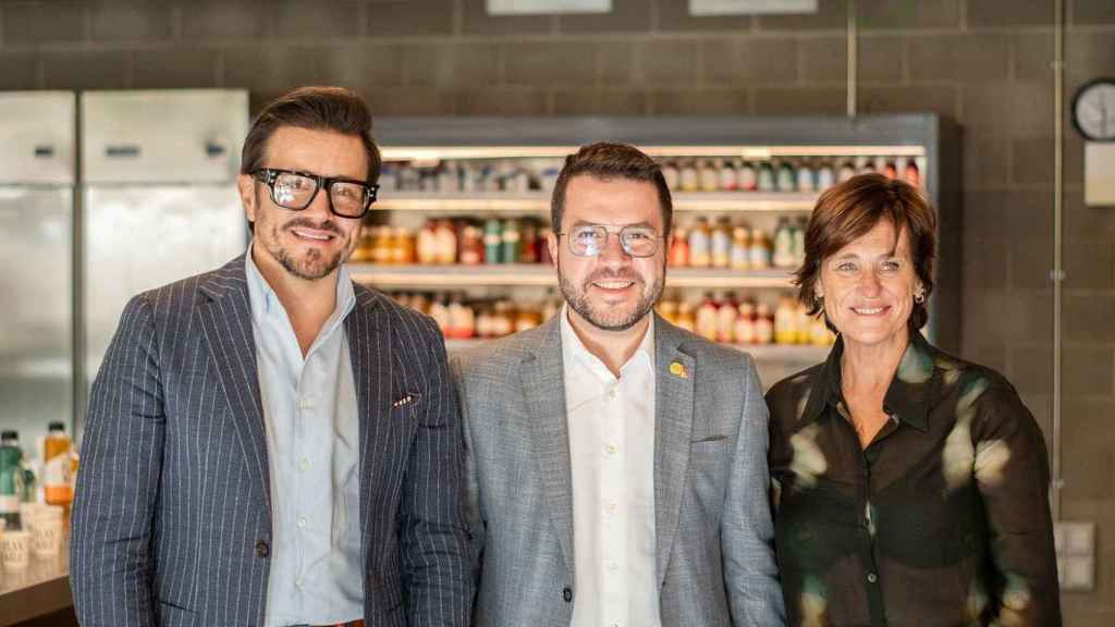 El CEO del grupo, Jordi Barri, el presidente de la Generalitat, Pere Aragonès, y la fundadora del grupo y chef, Teresa Carles