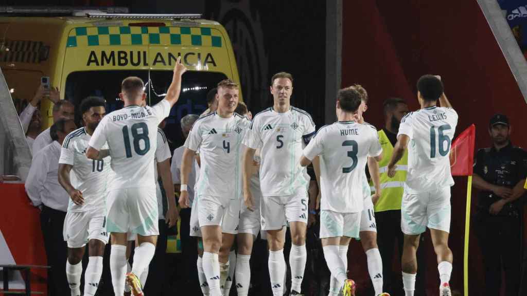 Los jugadores de Irlanda del Norte celebran su gol a España