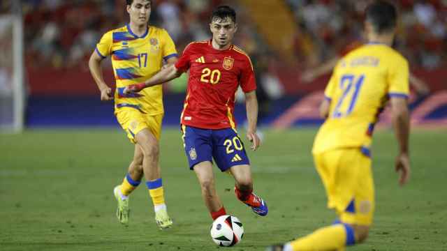 Pedri conduce el balón en un partido de España