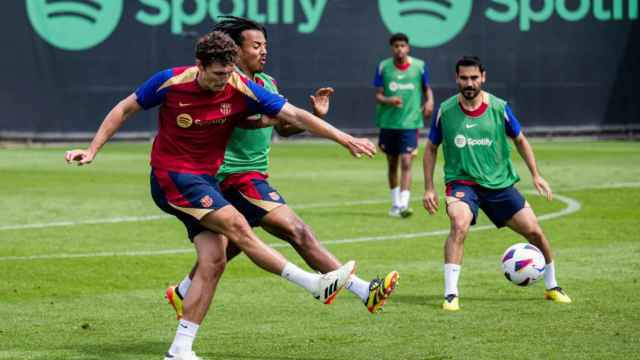 Andreas Christensen chuta en un entrenamiento del Barça, presionado por Jules Koundé