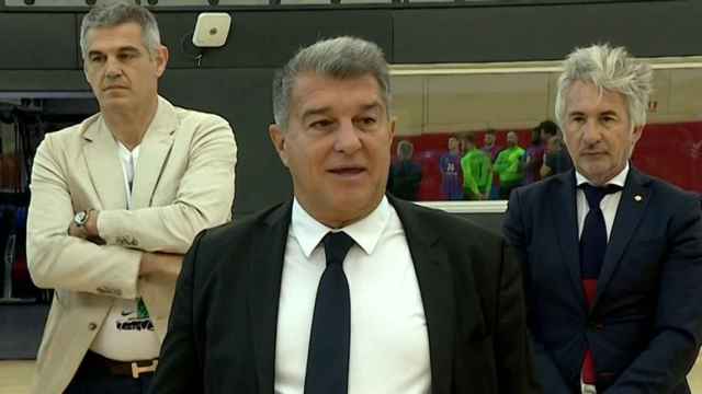 Joan Laporta imparte un discurso a la plantilla del Barça de balonmano junto a Enric Masip y Xavi Puig