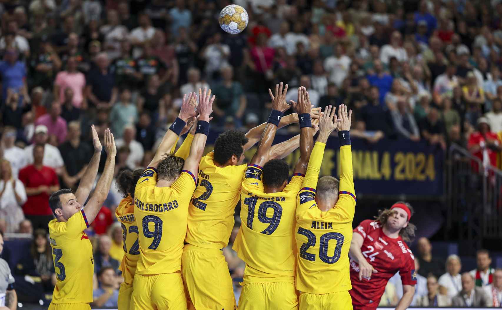 Mikkel Hansen lanza una falta en la final de Champions contra el Barça de balonmano