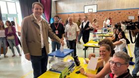 Javi López (PSC) deposita su voto en la urna durante las elecciones europeas