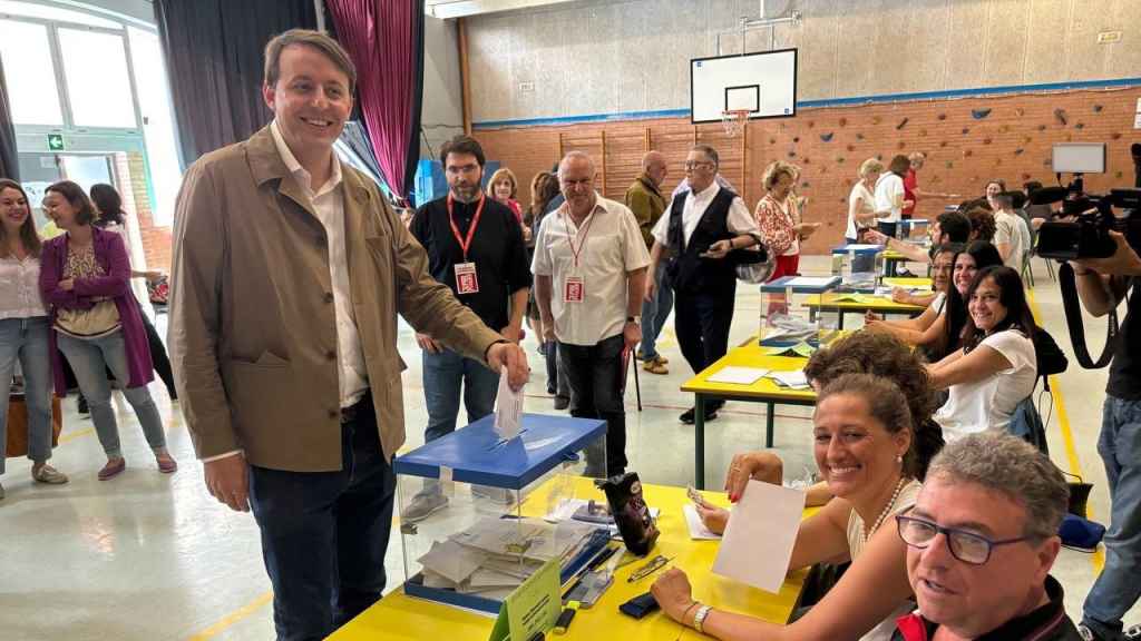 Javi López (PSC) deposita su voto en la urna durante las elecciones europeas
