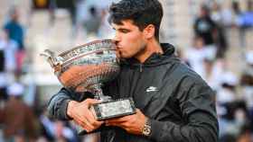 El tenista español Carlos Alcaraz con el trofeo de Roland Garros
