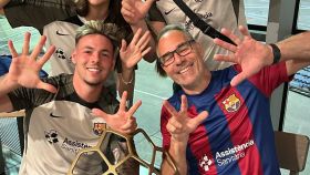 Max Svensson, jugador del Espanyol, celebra junto a su padre Tomas, exazulgrana, la Champions del Barça de balonmano