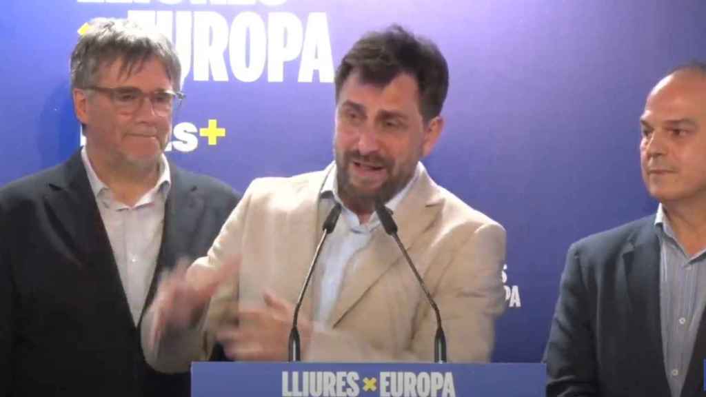 Toni Comín (c) valora los resultados de las elecciones europeas junto a Carles Puigdemont (i) y Jordi Turull (d)