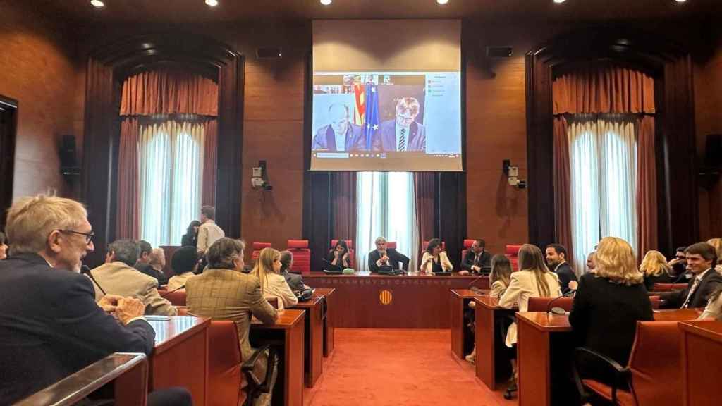 El grupo parlamentario de Junts se reúne de forma telemática con Carles Puigdemont, que sigue huido de la justicia, antes del inicio del pleno de constitución del nuevo Parlament de Cataluña