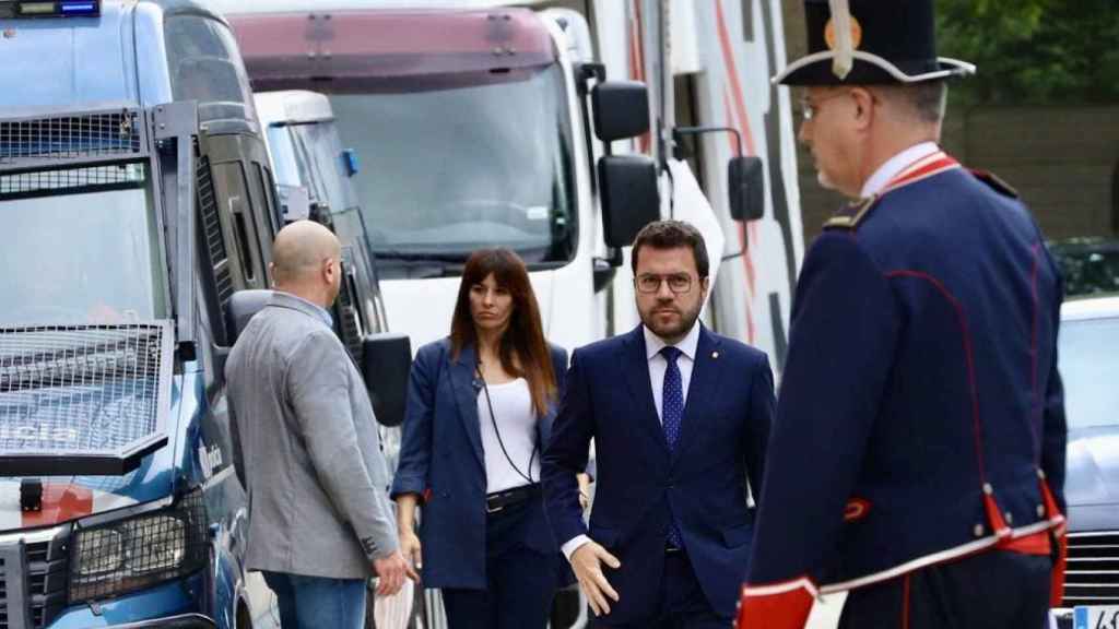 Pere Aragonès llega al Parlament, como 'president' de la Generalitat en funciones