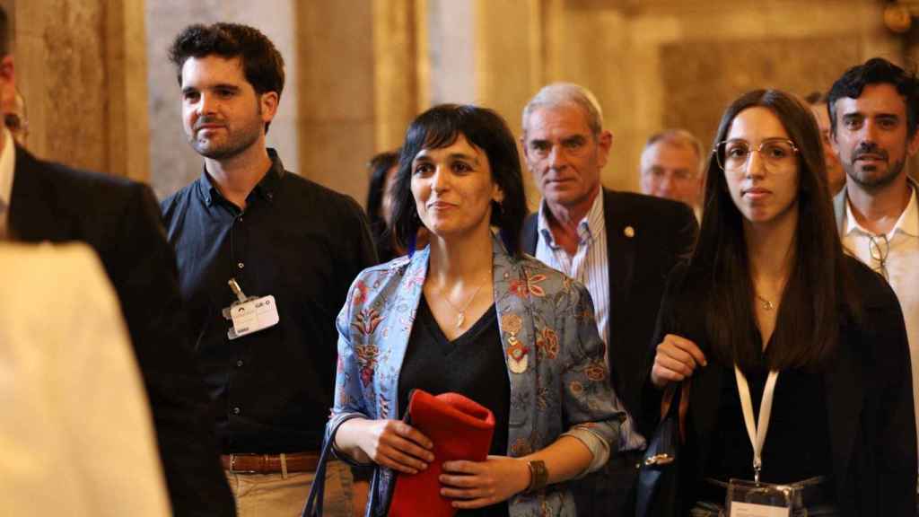 La alcaldesa de Ripoll, Sílvia Orriols, entra en el Parlament con la barretina de su abuelo en la mano