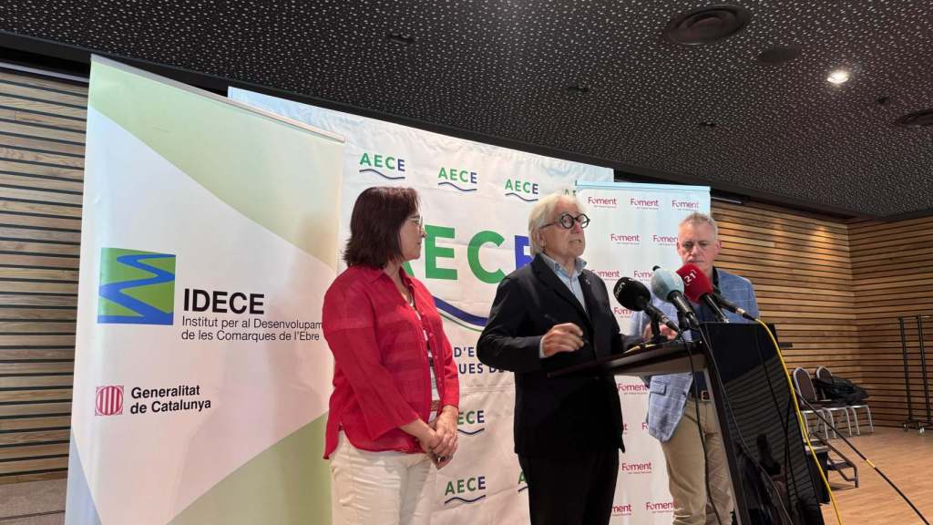 El presidente de Foment del Treball, Josep Sánchez Llibre, atiende a los medios tras su encuentro con los empresarios del Ebro