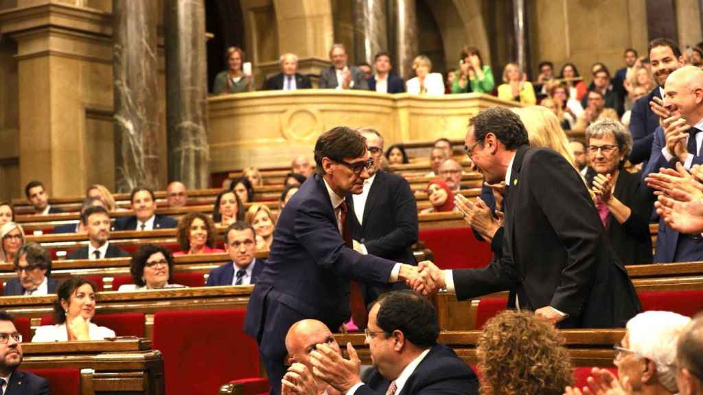 Salvador Illa (PSC) felicitando a Josep Rull (Junts) tras proclamarse presidente del Parlament