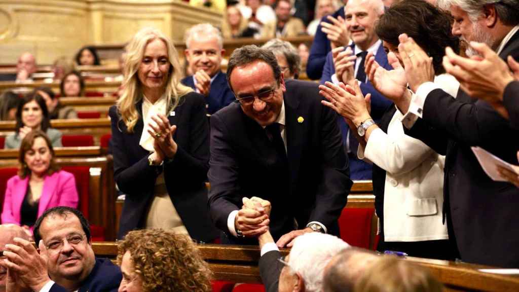 Josep Rull (Junts) celebrando con el resto de los diputados de su formación su recién nombramiento como presidente del Parlament