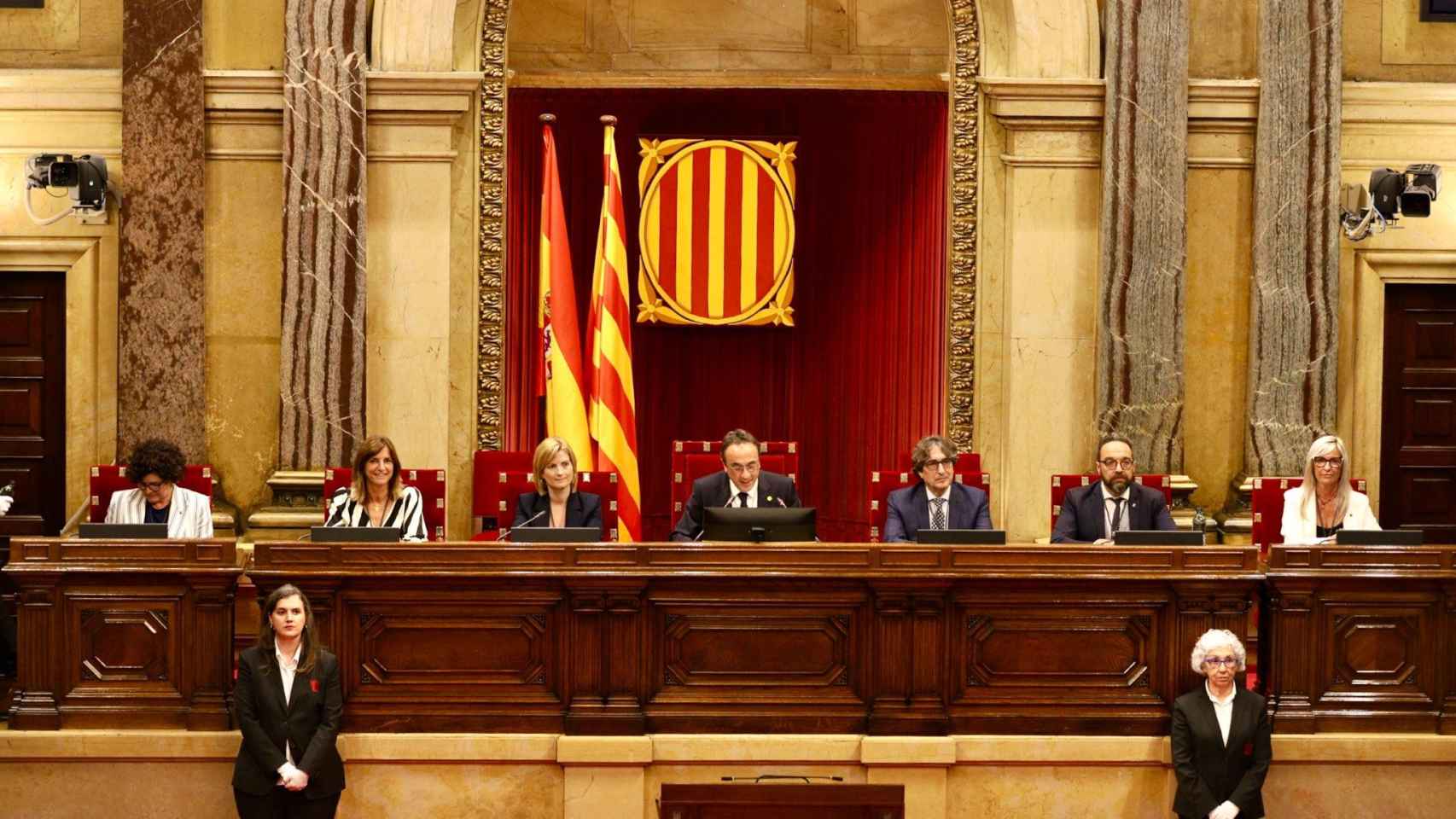 Nueva Mesa del Parlament (de izq. a derecha): Rosa Maria Ibarra Ollé (PSC), Gloria Freixa (Junts), Raquel Sans (ERC), Josep Rull (Junts),  David  Pérez Ibáñez (PSC), Juli Fernández (ERC), y Judit Alcalà (PSC)