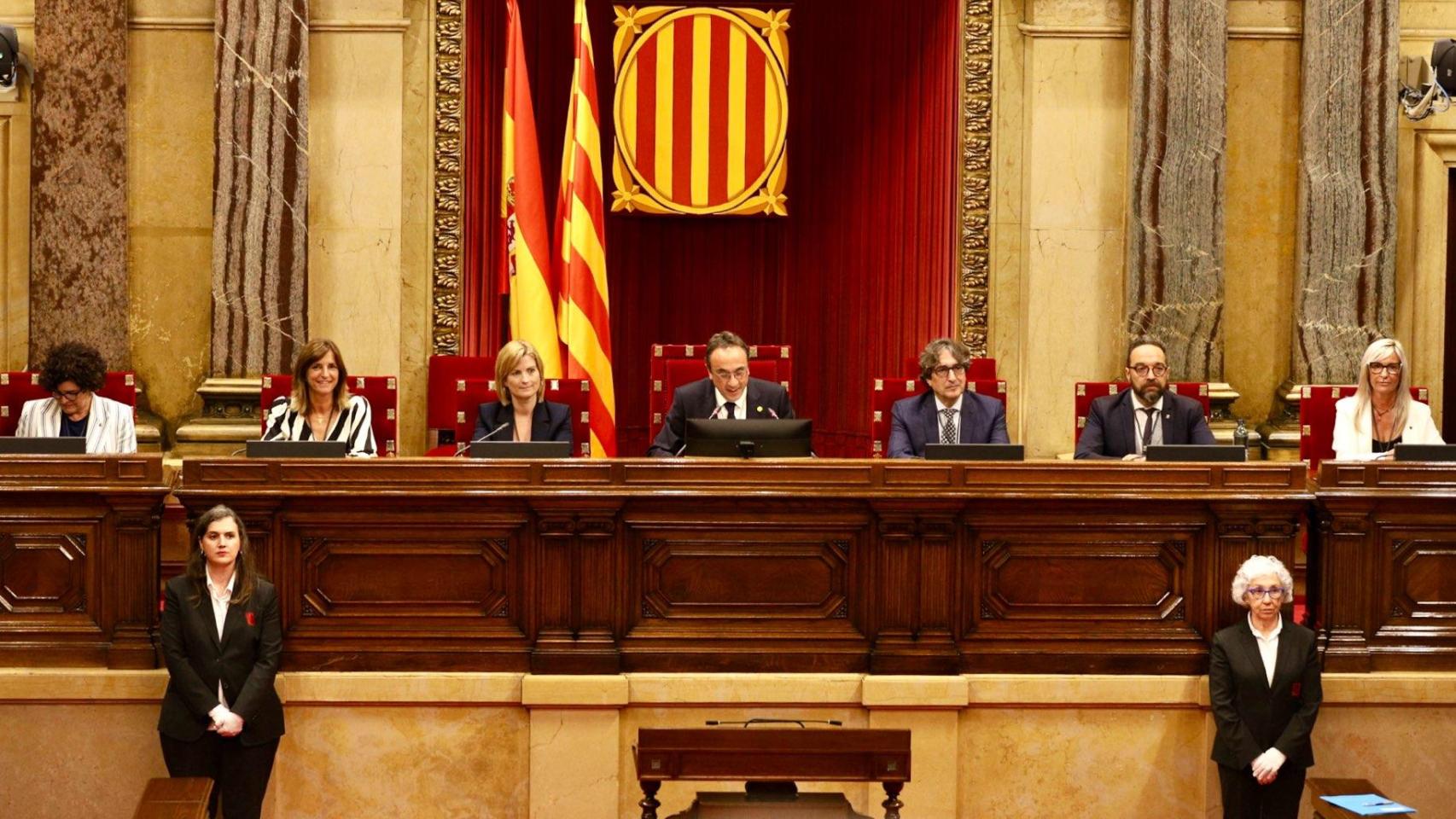 Nueva Mesa del Parlament (de izquierda a derecha): Rosa Maria Ibarra (PSC), Gloria Freixa (Junts), Raquel Sans (ERC), Josep Rull (Junts),  David  Pérez (PSC), Juli Fernández (ERC) y Judit Alcalà (PSC)