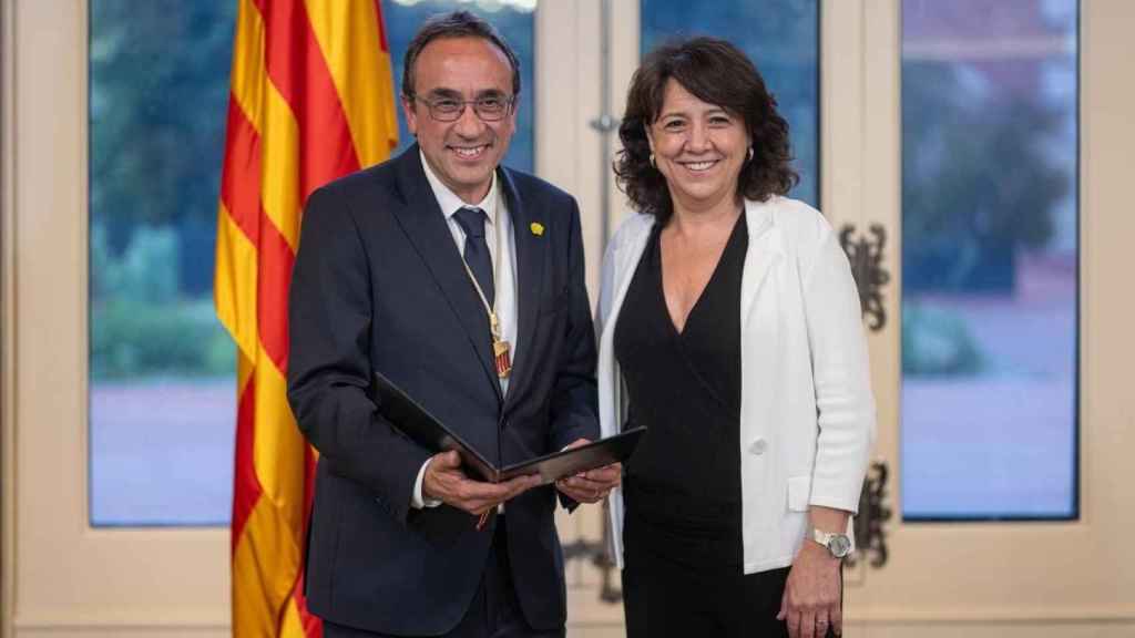 La hasta ahora presidenta del Parlament, Anna Erra, hace entrega de la presidencia a Josep Rull