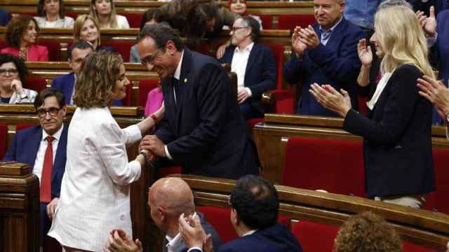 Jessica Albiach (Comuns Sumar) felicitando a Josep Rull (Junts) tras ser elegido como nuevo presidente del Parlament