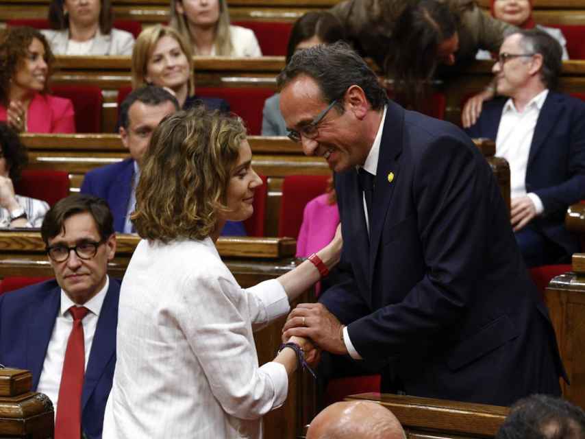 Jessica Albiach (Comuns Sumar) felicitando a Josep Rull (Junts) tras ser elegido como nuevo presidente del Parlament