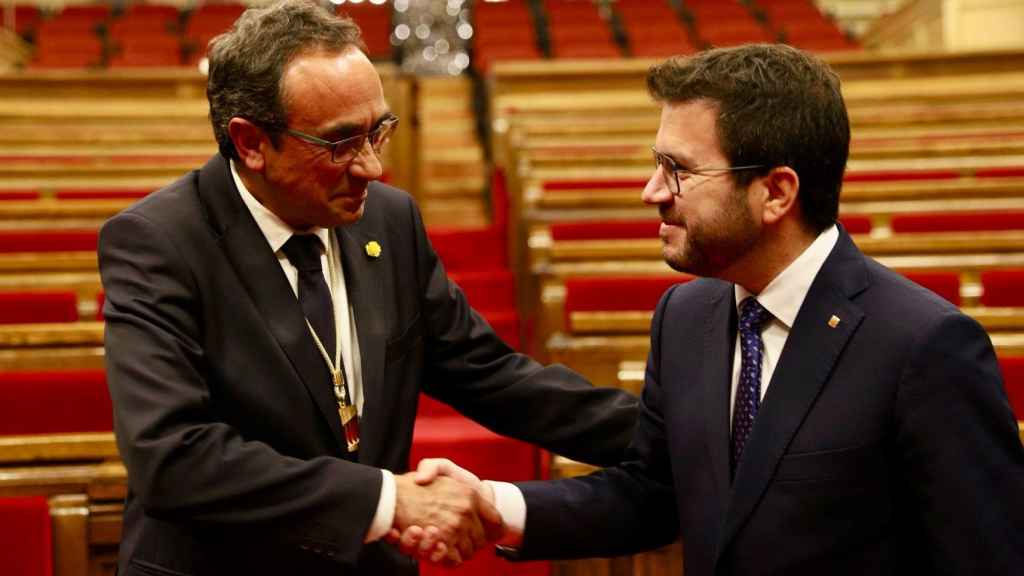 Josep Rull (Junts), nuevo presidente del Parlament de Cataluña, junto con Pere Aragonès, presidente en funciones de la Generalitat