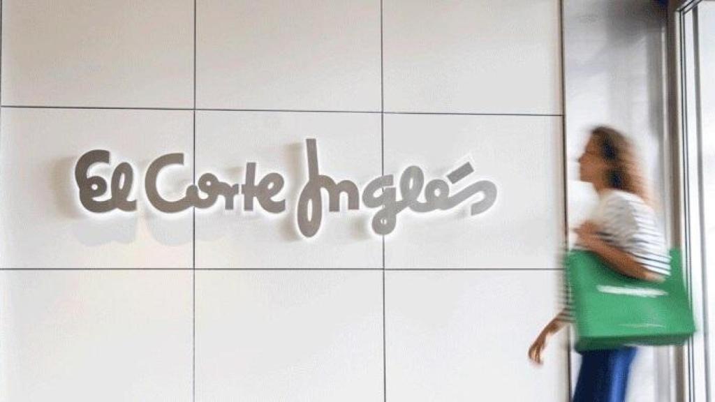 Una mujer entra en El Corte Inglés