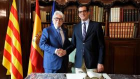 El alcalde de Oporto, Rui Carvalho, y el presidente de Foment, Josep Sánchez Llibre, firman un acuerdo de hermandad entre ambas ciudades