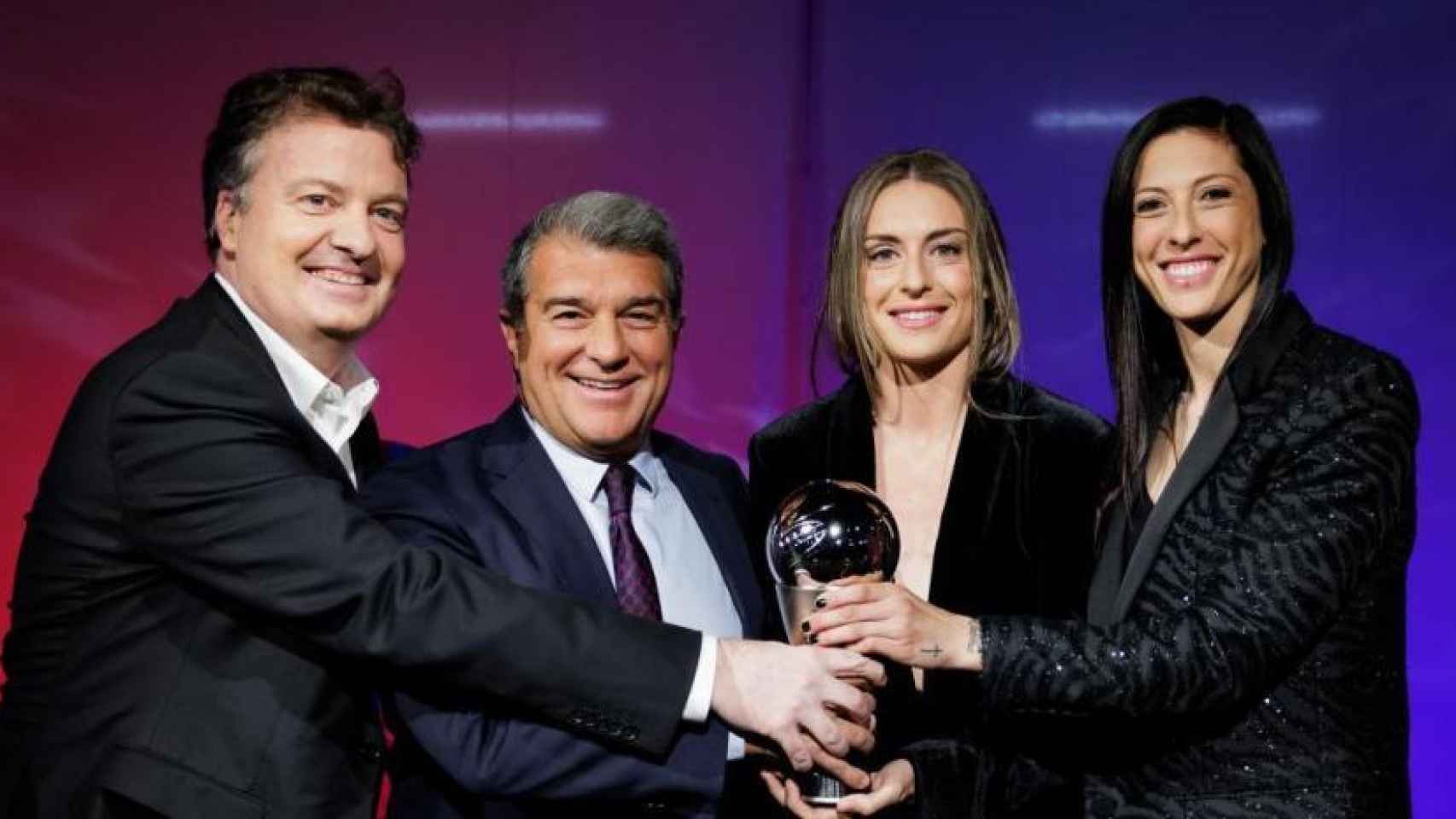 Xavier Budó, Joan Laporta, Alexia Putellas y Jenni Hermoso recogen un premio