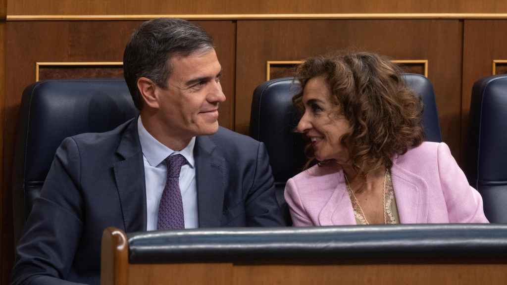 El presidente del Gobierno, Pedro Sánchez y la vicepresidenta primera y ministra de Hacienda, María Jesús Montero, durante el pleno en el que la Ley de Amnistía fue votada en el Congreso, el pasado 30 de mayo