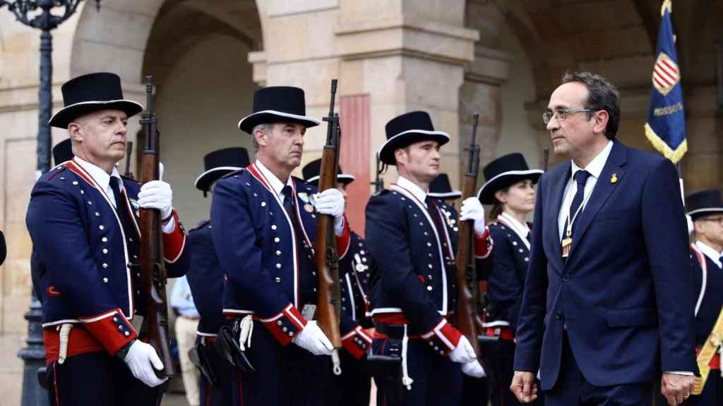 Josep Rull saluda a los Mossos d'Esquadra, tras el pleno que lo convirtió en 'president' del Parlament