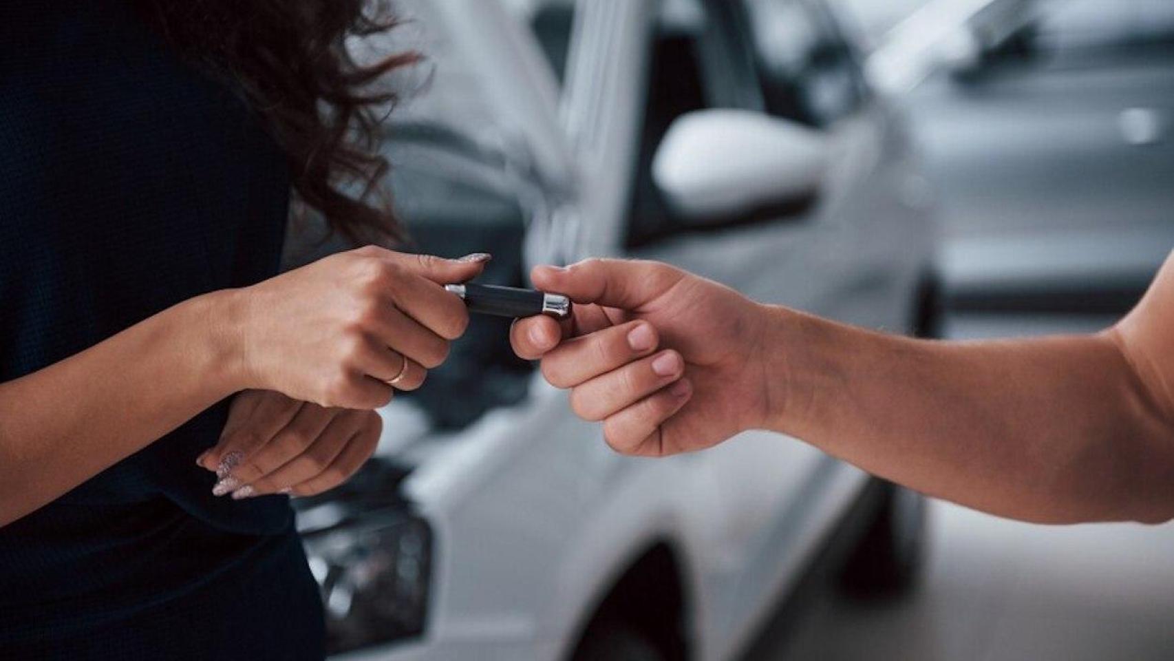 Entrega de las llaves de un coche de segunda mano