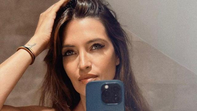Sara Carbonero se hace un 'selfie' delante de un espejo
