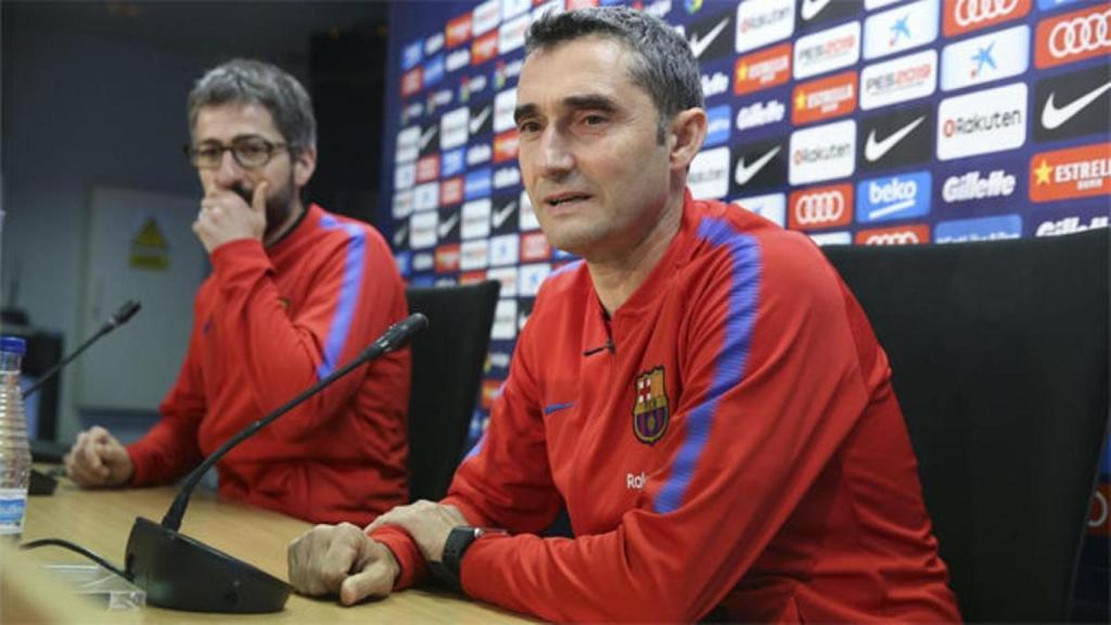 Ernesto Valverde, junto a Sergi Nogueras, en una rueda de prensa