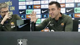 Xavi Hernández, junto a Sergi Nogueras, en una rueda de prensa del Barça