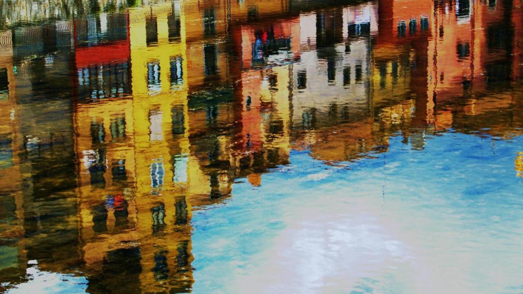 Reflejo de las casas en el agua de Girona