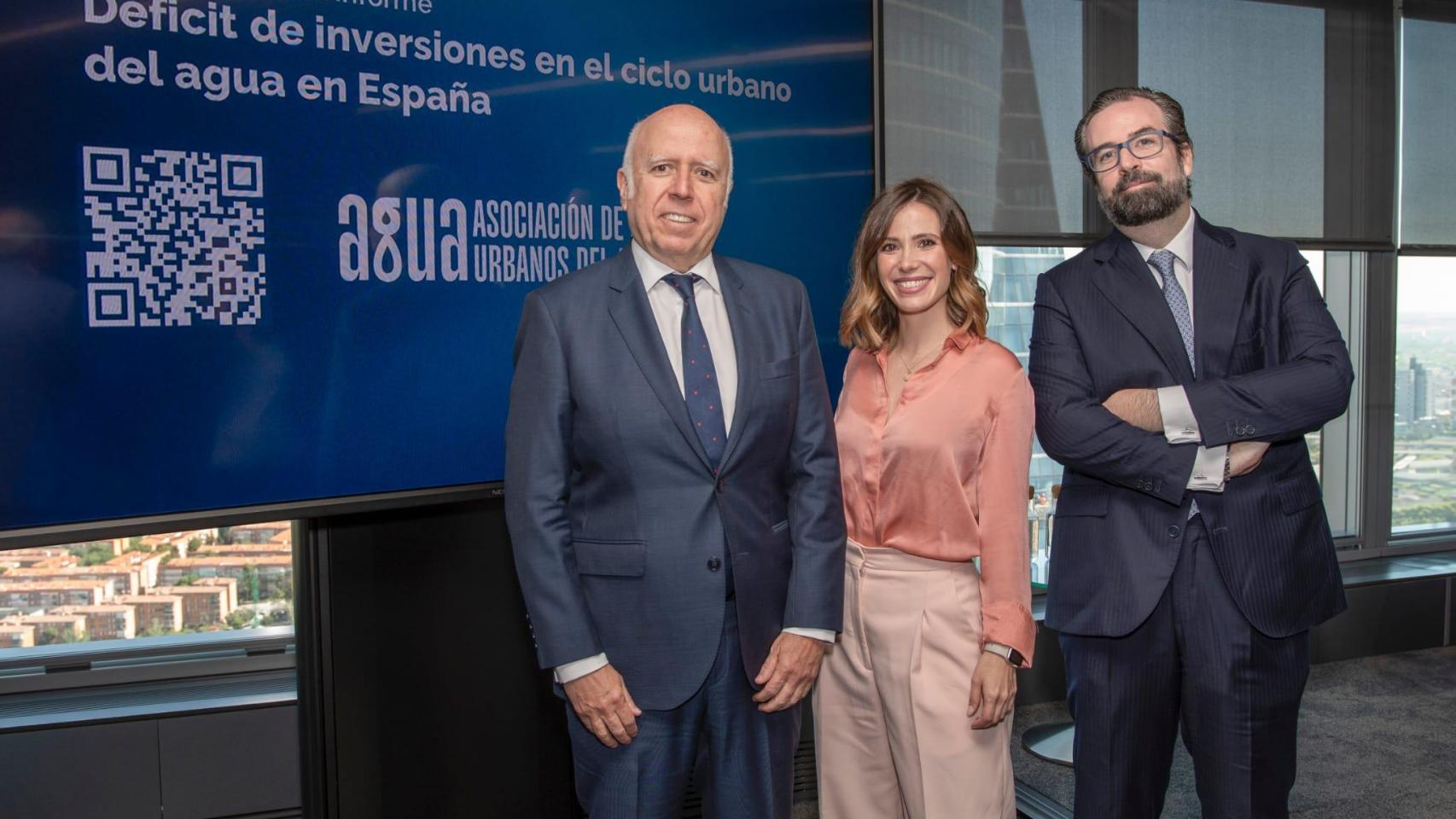 Hilario Albarracín, presidente de AGUA; Victoria Arnau, periodista y presentadora de Antena3 Noticias; y Santiago Otero, socio de estrategia de PwC