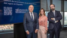 Hilario Albarracín, presidente de AGUA; Victoria Arnau, periodista y presentadora de Antena3 Noticias; y Santiago Otero, socio de estrategia de PwC
