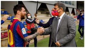 Leo Messi saluda a Joan Laporta en un entrenamiento del Barça 2020-21