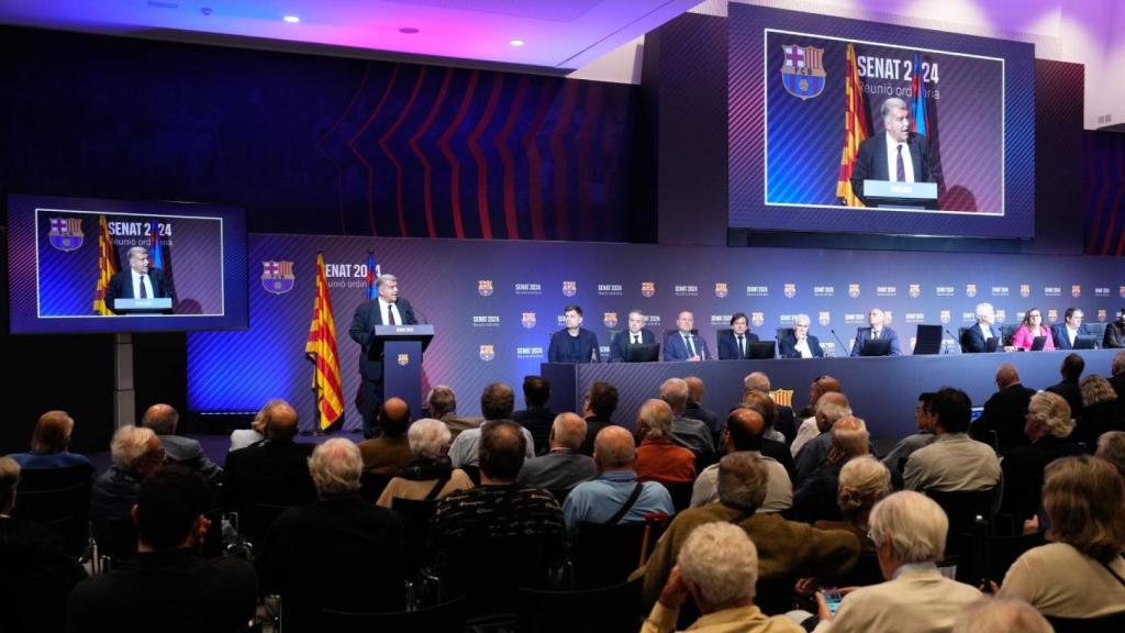 Joan Laporta da un discurso a los senadores del Barça