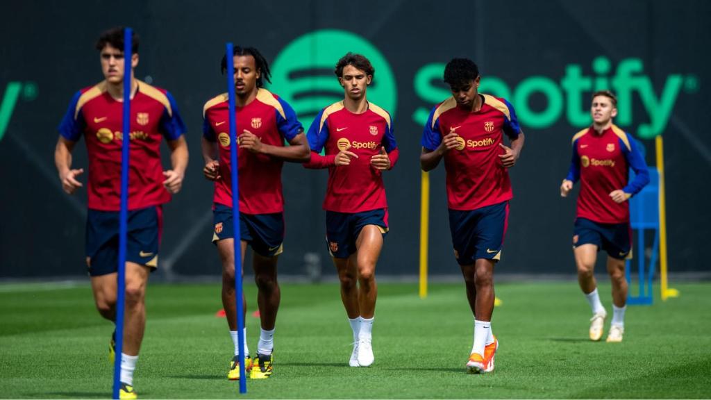 Los jugadores del Barça entrenan en la Ciutat Esportiva