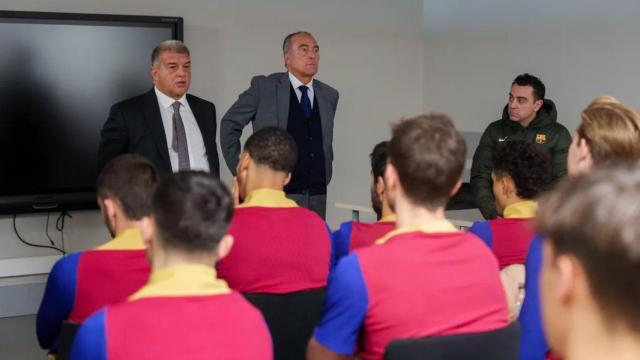 Joan Laporta y Rafa Yuste se dirigen al primer equipo del Barça