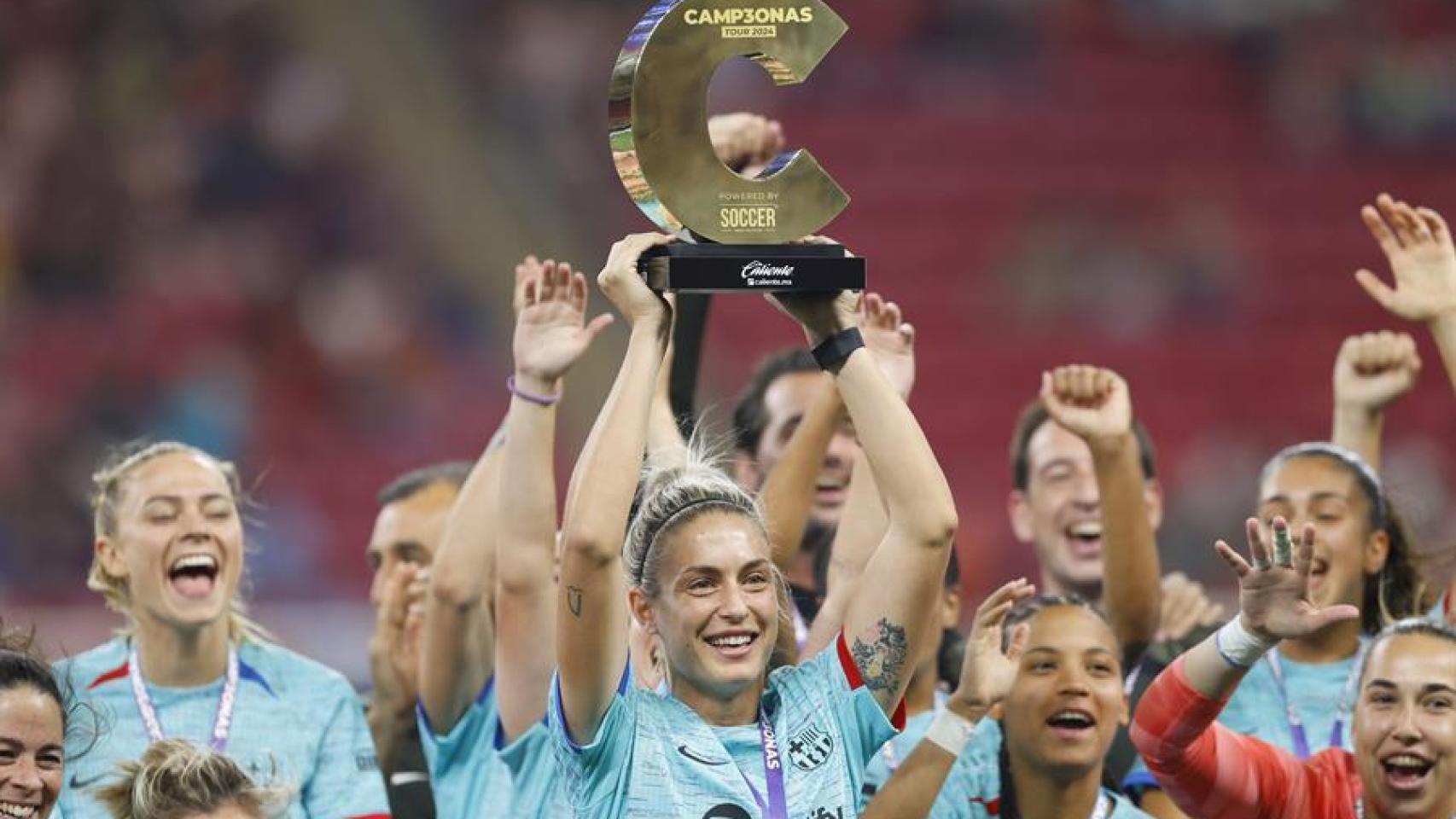 Alexia Putellas levanta el trofeo como ganadora del amistoso Chivas-Barça Femenino en México
