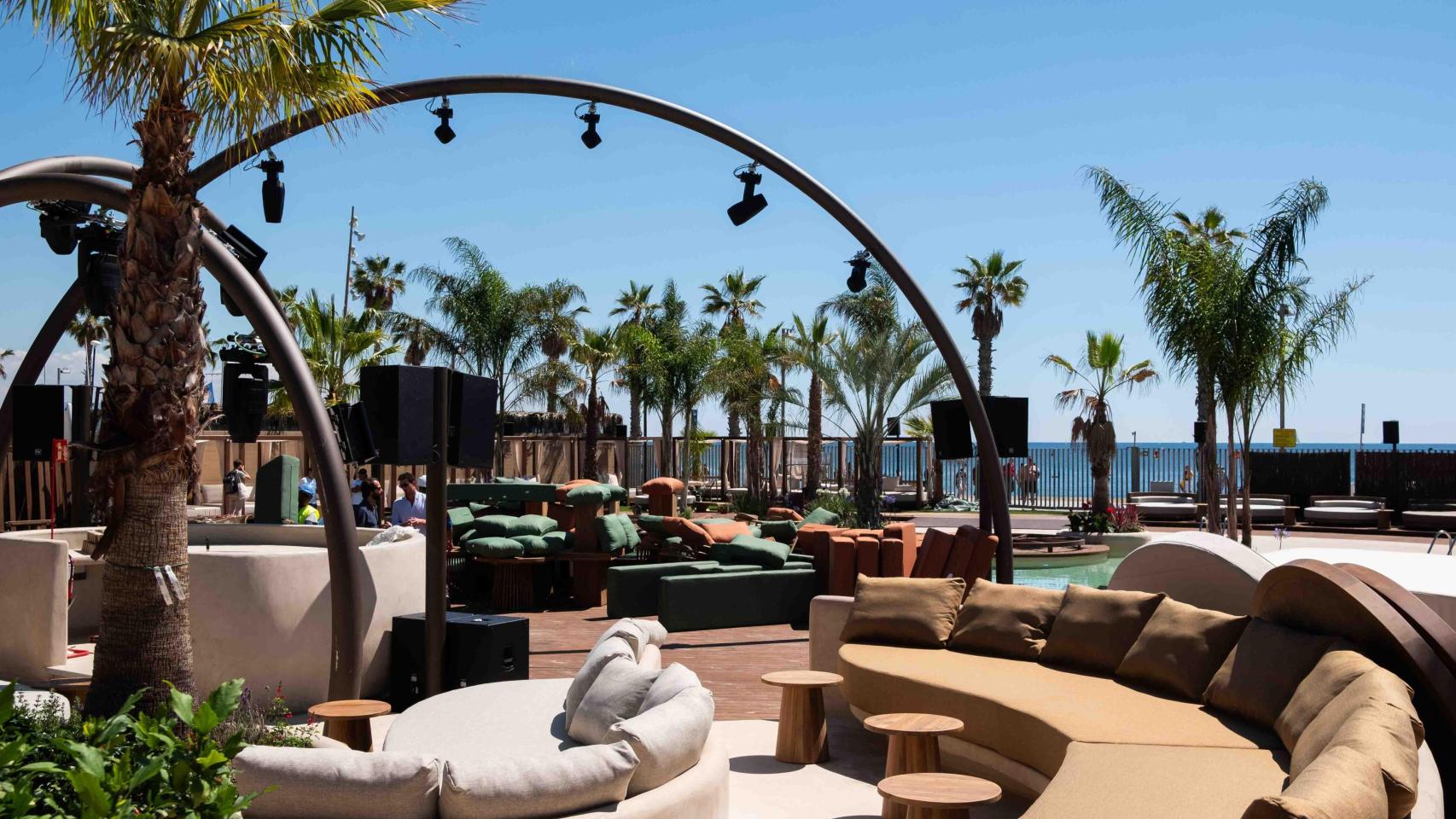 As Es El Primer beach Club Que Abre En Barcelona 5000m2 De Lujo as-es-el-primer-beach-club-que-abre-en-barcelona-5000m2-de-lujo