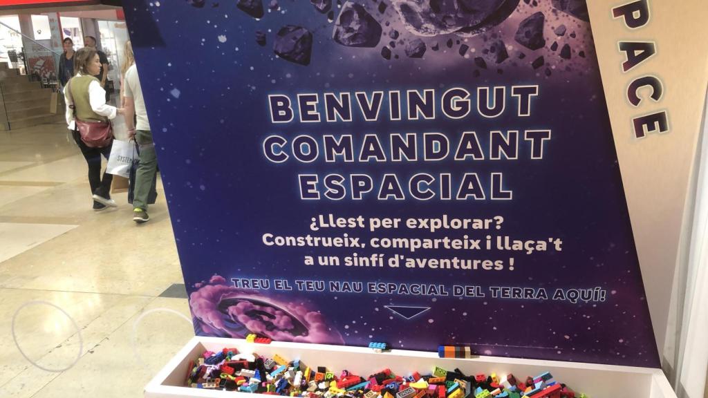 El cartel en catalán de la tienda Lego de L'Illa Diagonal repleto de errores