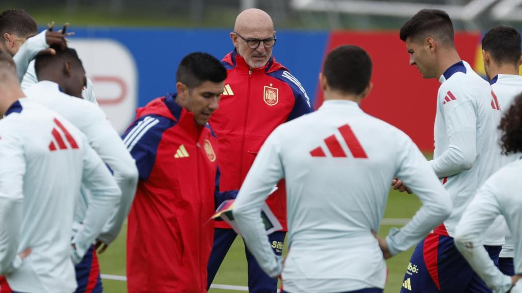 Luis de la Fuente dirige un entrenamiento de la absoluta de España