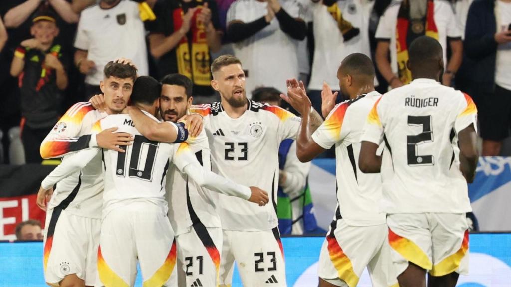 Los futbolistas de Alemania felicitan a Musiala por su gol contra Escocia