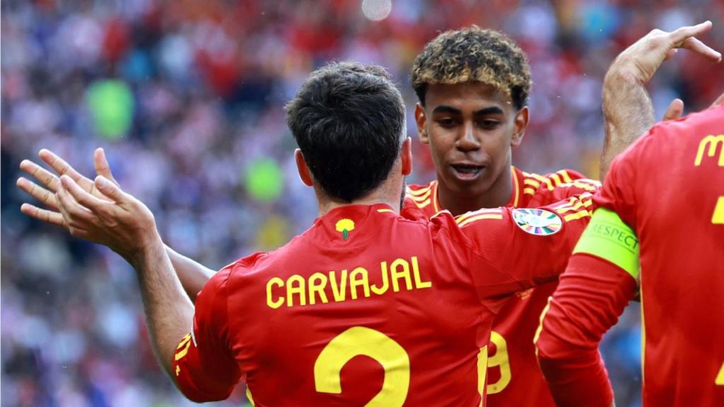 Lamine Yamal abraza a Dani Carvajal tras una jugada en el España-Croacia