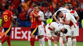 El abrazo entre los jugadores de España y Croacia en la Eurocopa